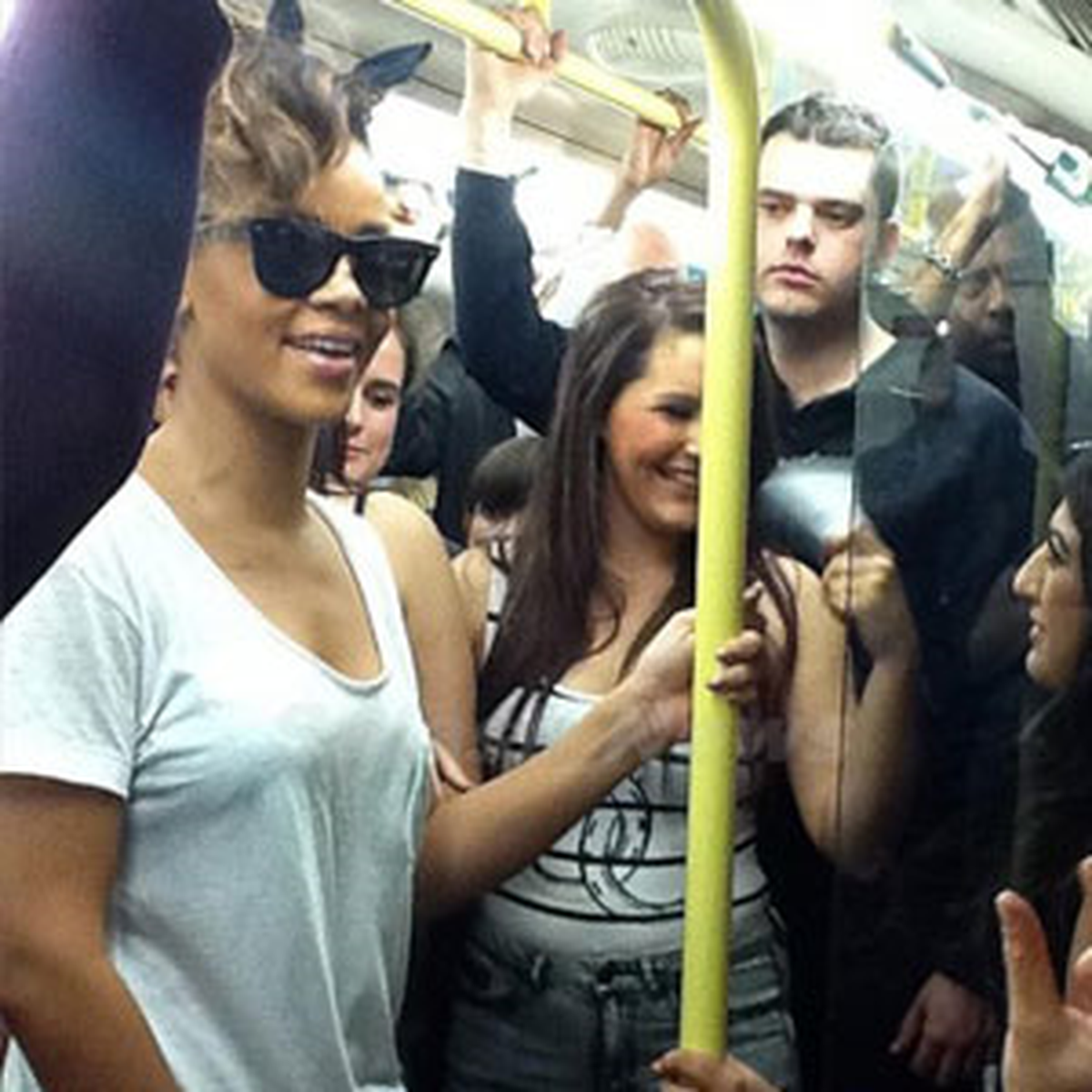 Rihanna Metroya Binerse