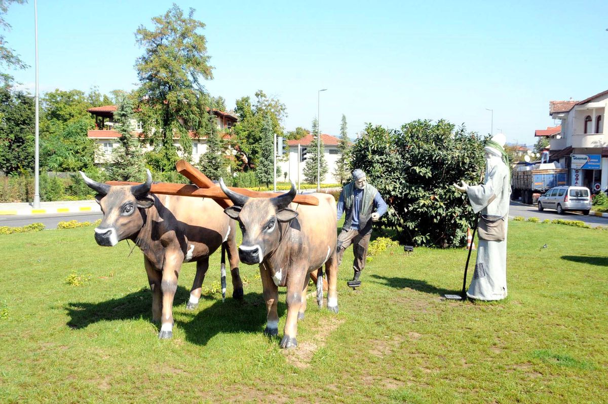 Sapanca Gölü Efsanesinin Heykelleri
