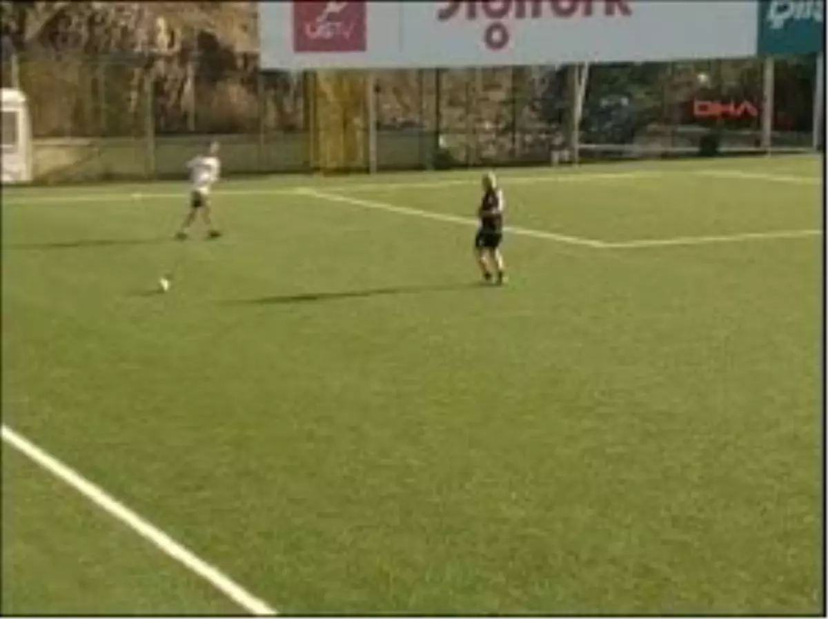 Türk Yazar ve Sanatçılar, Alman Yazarlarla Dostluk Maçı Yaptı Türkiye\'nin En Entelektüel Takımı Ayazma, Alman Yazarlar Takımı Autonama ile Dostluk Maçı Yaptı.