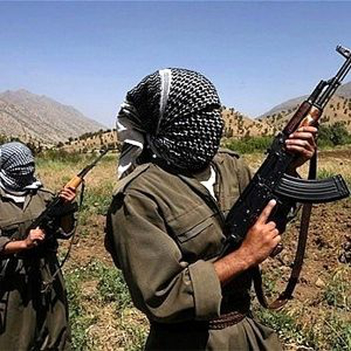 PKK'lı Teröristlerden Askerlere Ateş