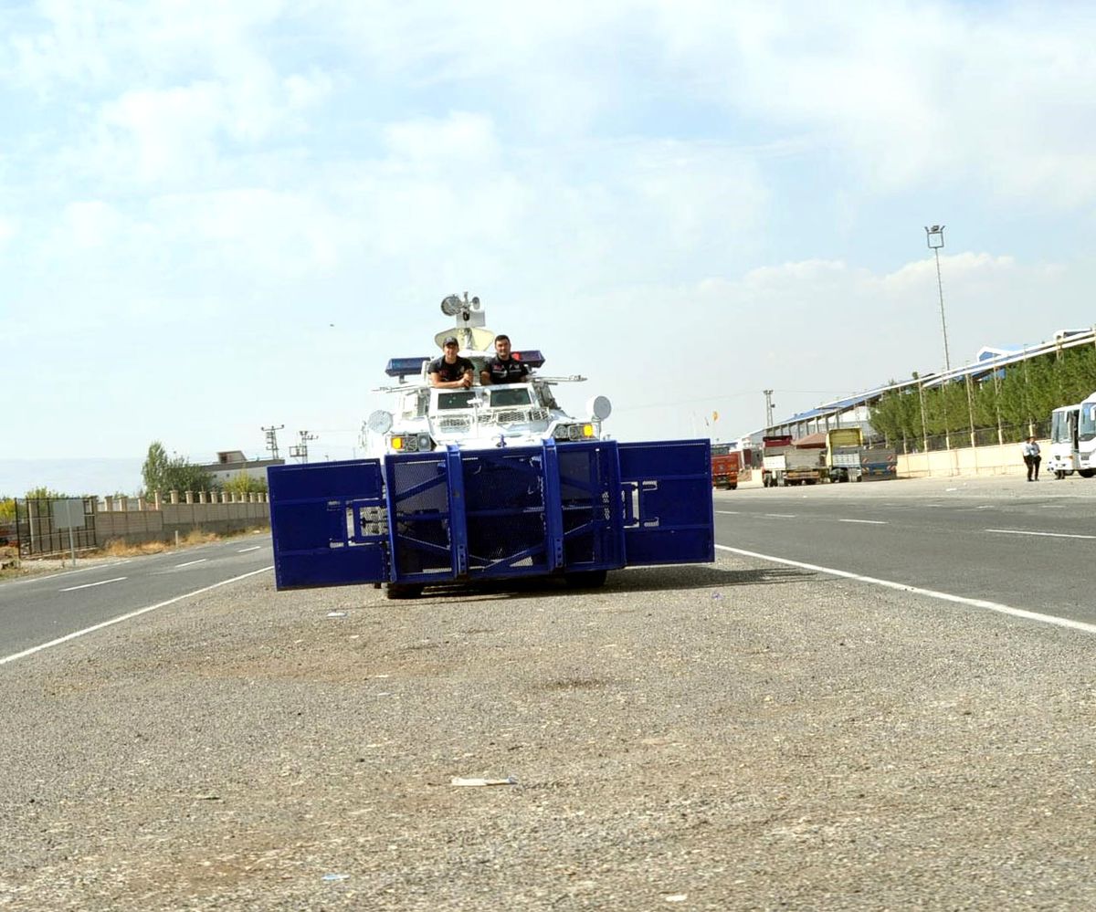Gemlik'e Giden BDP Konvoyu, Diyarbakır Çıkışında Durduruldu (2)