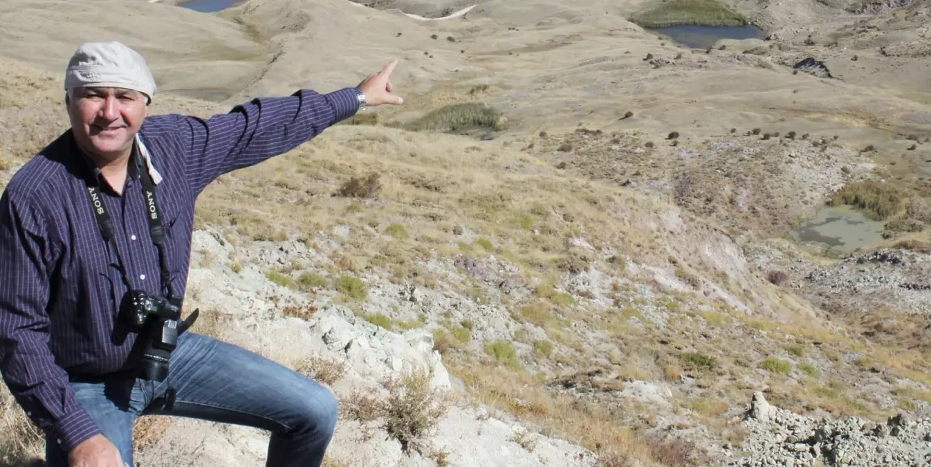 Köylü, Yüzen Adayı Yakacak Olarak Kullanıyor