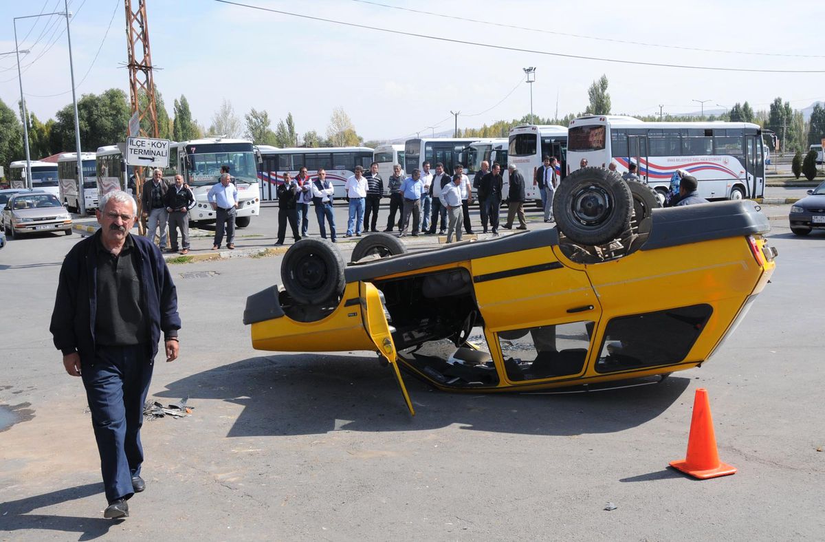 Otomobille Çarpışan Taksi Ters Döndü