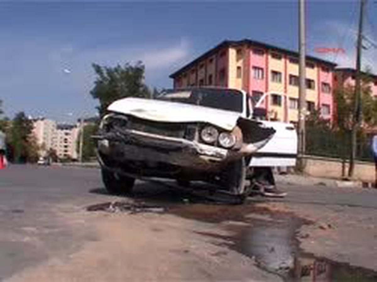 Otomobille Çarpışan Taksi Ters Döndü