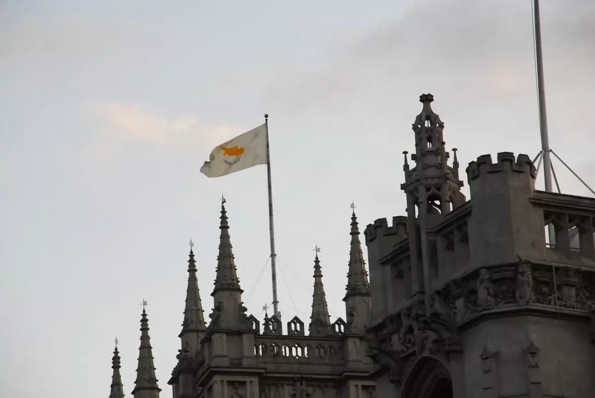 Westmınıster Kilisesi\'nde Rum Bayrağı Dalgalanıyor