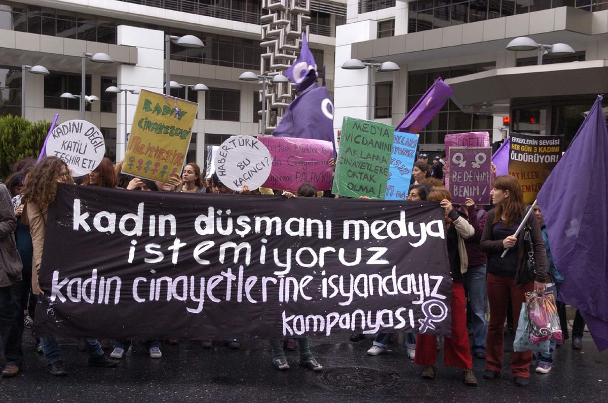 Kadınlardan Habertürk Önünde Protesto Gösterisi