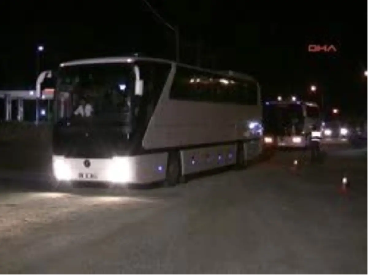 Orhangazi Ek Bursa\'da \'gemlik Yürüyüşü\' Alarmı İmralı Adası\'nda Ömür Boyu Hapis Cezasına Çarptırılan Teröristbaşı Abdullah Öcalan\'ın, Avukatları ve Aileleriyle Görüştürülmemesini Protesto Etmek İçin, Tutuklu ve Hükümlü Aileleri Hukuk Dayanışma Dernekleri Federasyonu , BDP ve Dtk\'nın Desteğiyle Gemli