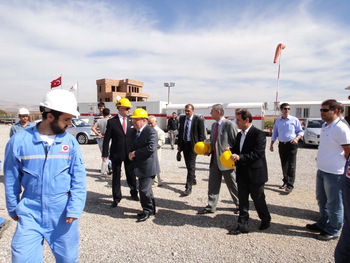 Adıyaman'da 1420 Metreden Ham Petrol Fışkırdı
