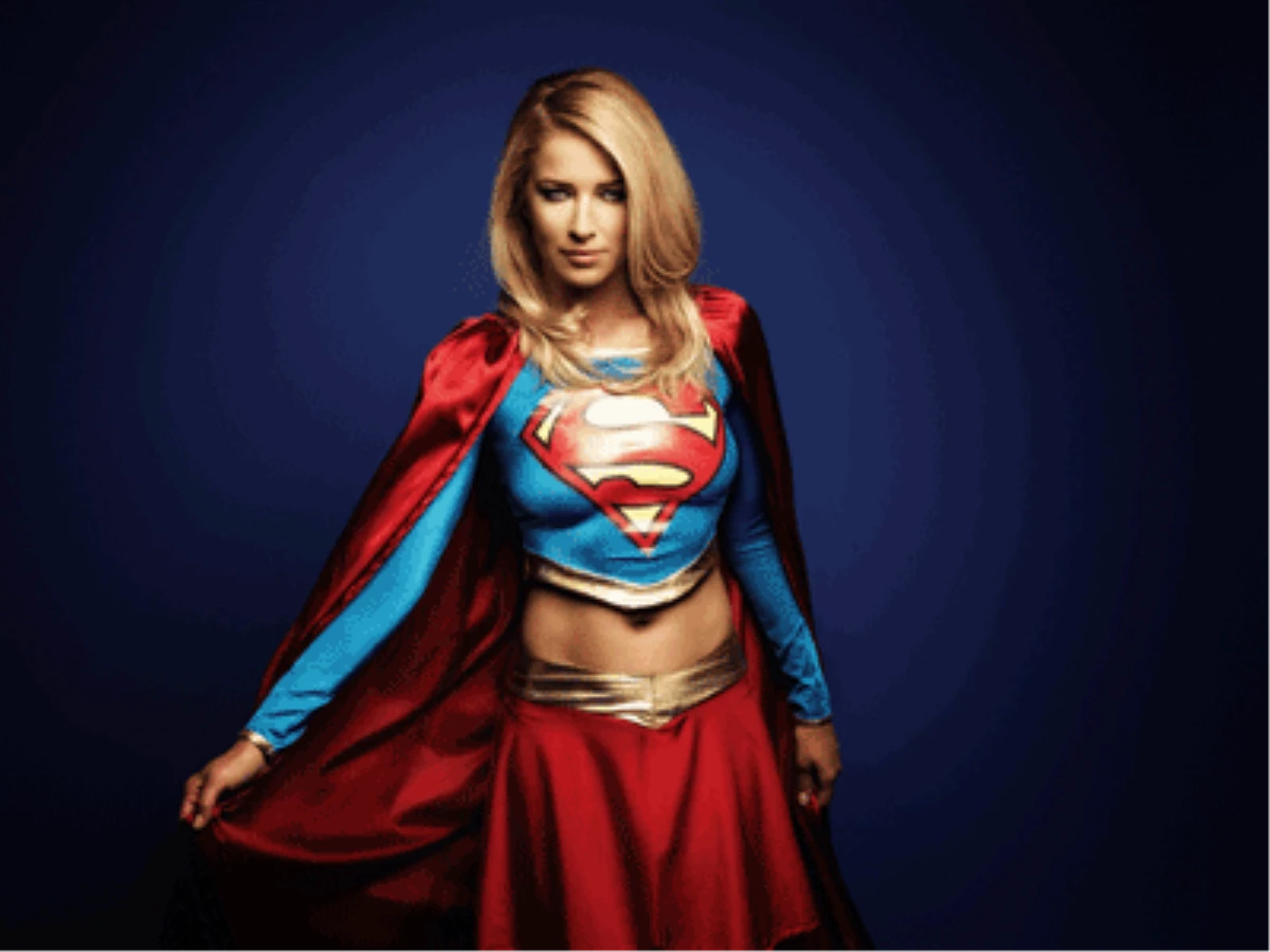 Burcu Esmersoy "Supergirl" Oldu!