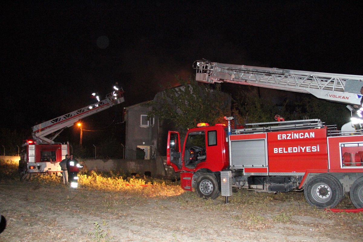 Erzincan'da 3 Katlı Ahşap Ev Yandı