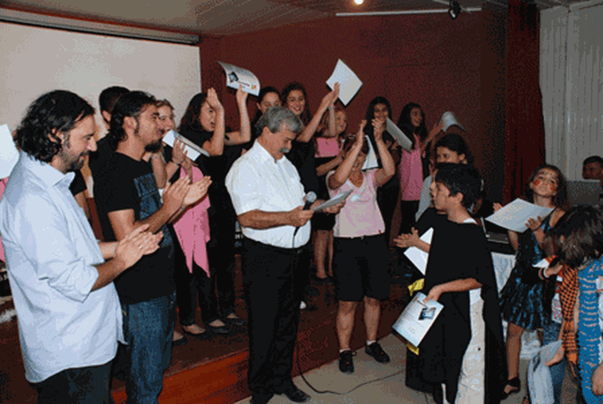 Özgüven'den Minik Oyunculara Salon Sözü