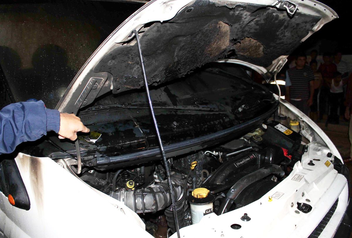 Park Halindeki Minibüs Kundaklandı