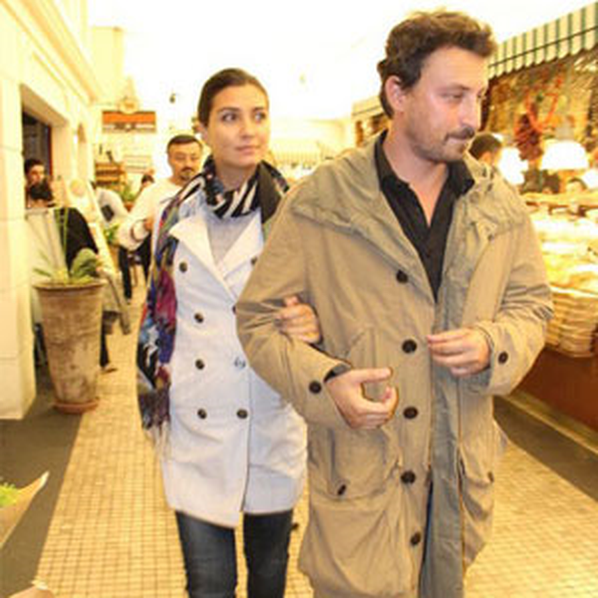 Tuba Büyüküstün'ün Karnı Burnunda
