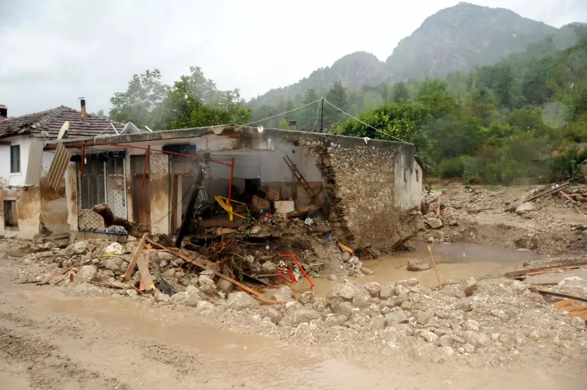 Antalya\'da Seldeki Kayıplar Aranıyor