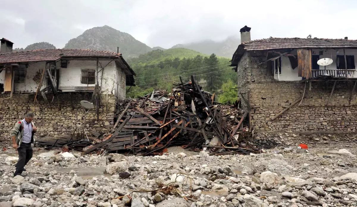 Antalya\'da Seldeki Kayıplar Aranıyor (4)