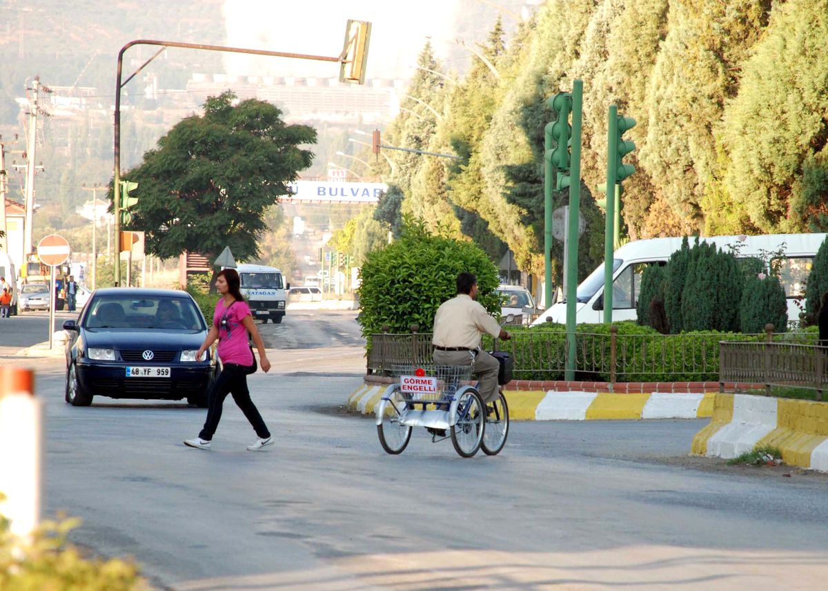Bisikletle Trafiğe Çıkan Görme Engelli, 'birşey Olmaz' Dedi