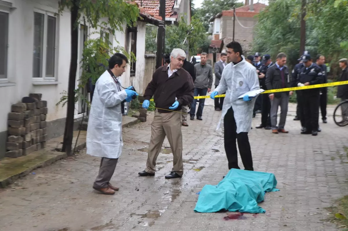 Evinin Önünde Ölü Bulundu