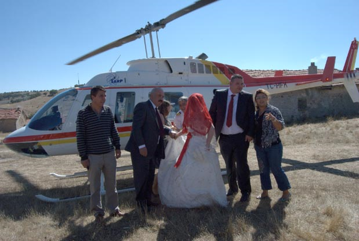 Gelin ve Damat, Köydeki Düğüne Helikopterle Geldi