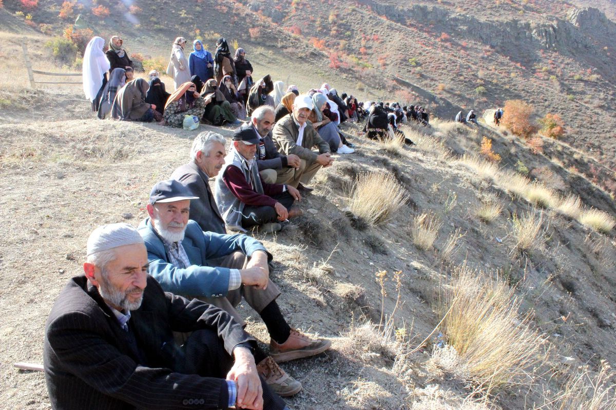 Polisler Eylemci Kadınları 'Allah Rızası İçin Kalkın' Diye İknaya Çalıştı