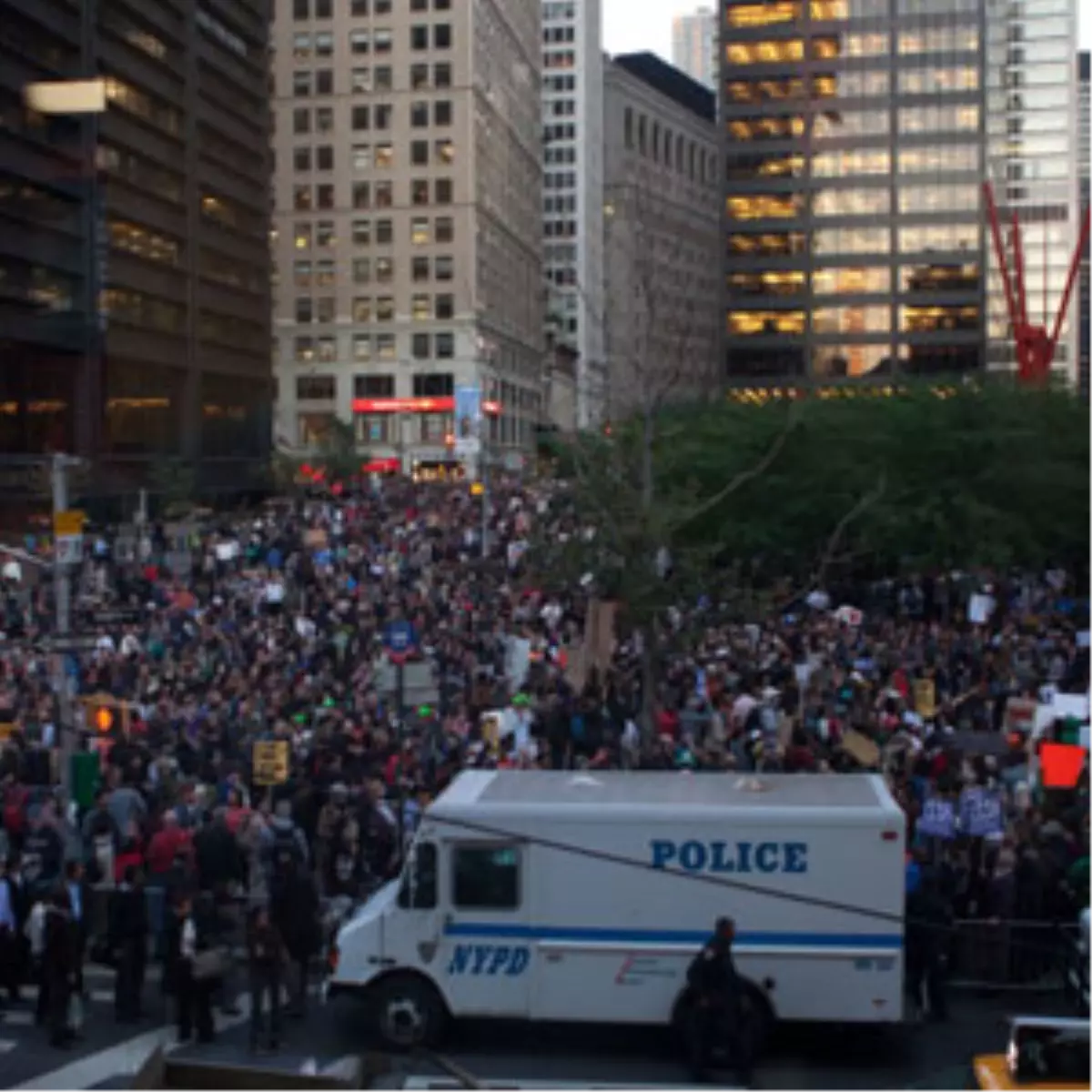 Protestocular Milyarderlerin Evlerine Yürüdü