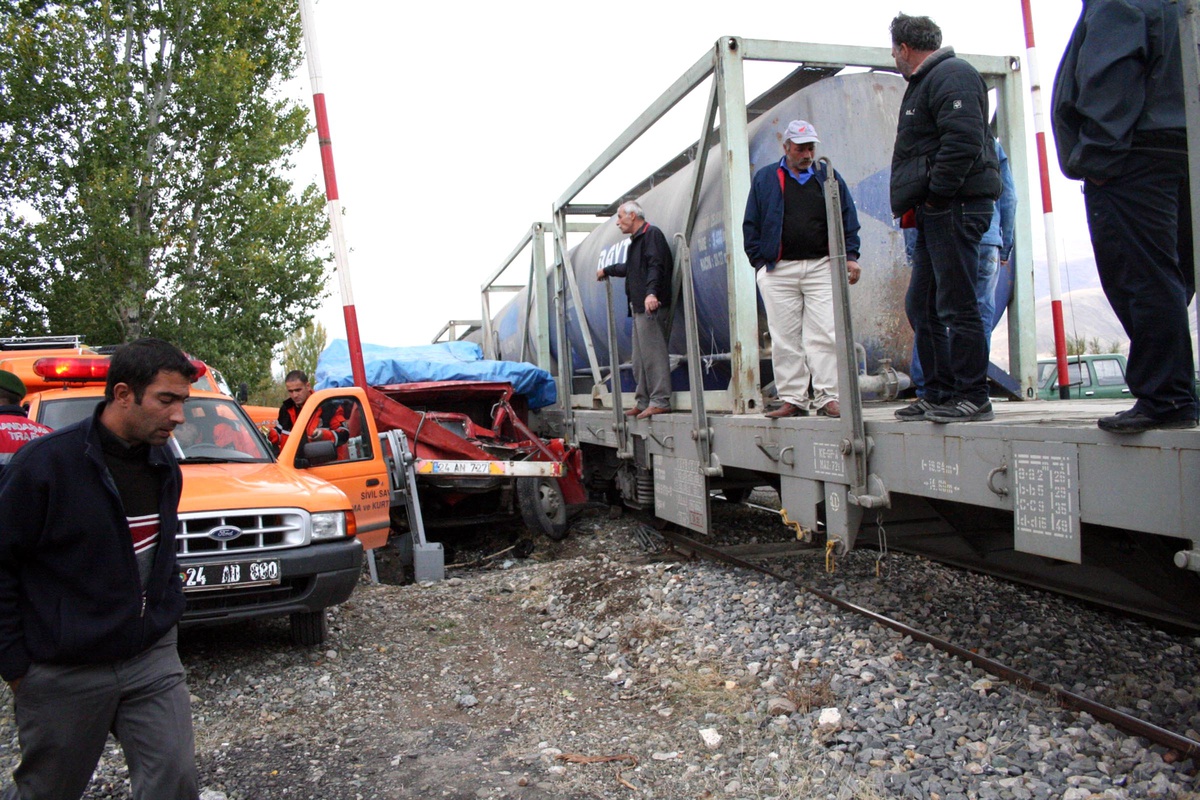 Manevra Treni Kamyoneti Biçti: 2'si Ağır 3 Yaralı