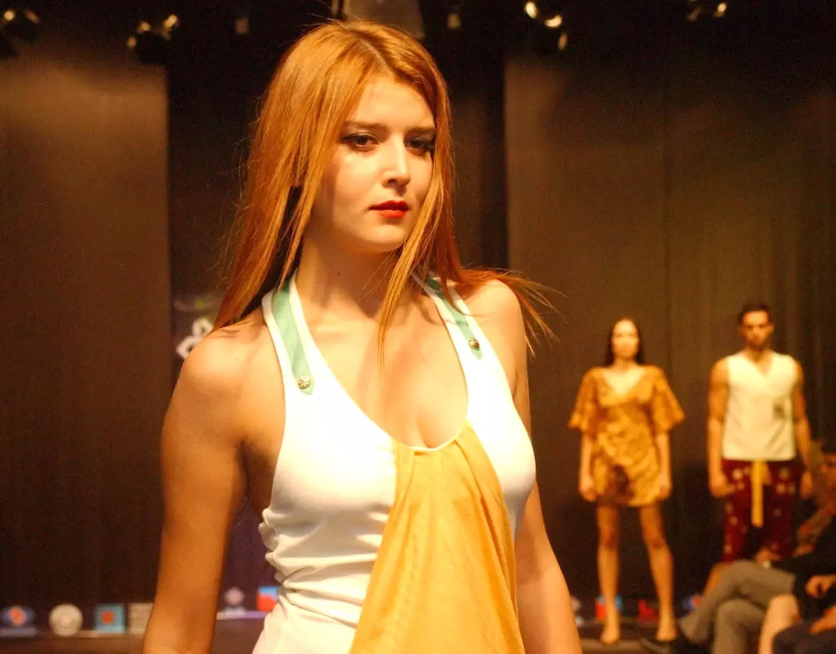 Osmanlı Stili Ev ve Plaj Kıyafetlerine Defileli Tanıtım