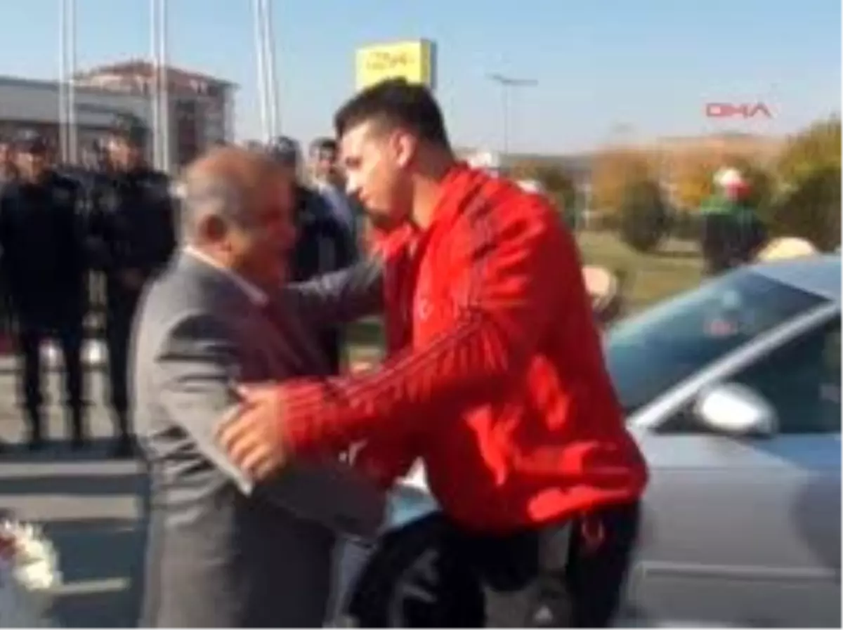 Altın Madalyalı Milli Güreşçinin Adı Çocukluğunun Geçtiği Caddeye Verildi