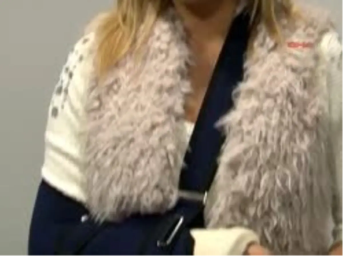 Ünlü Manken Kırık Kolu ile Defileye Çıktı