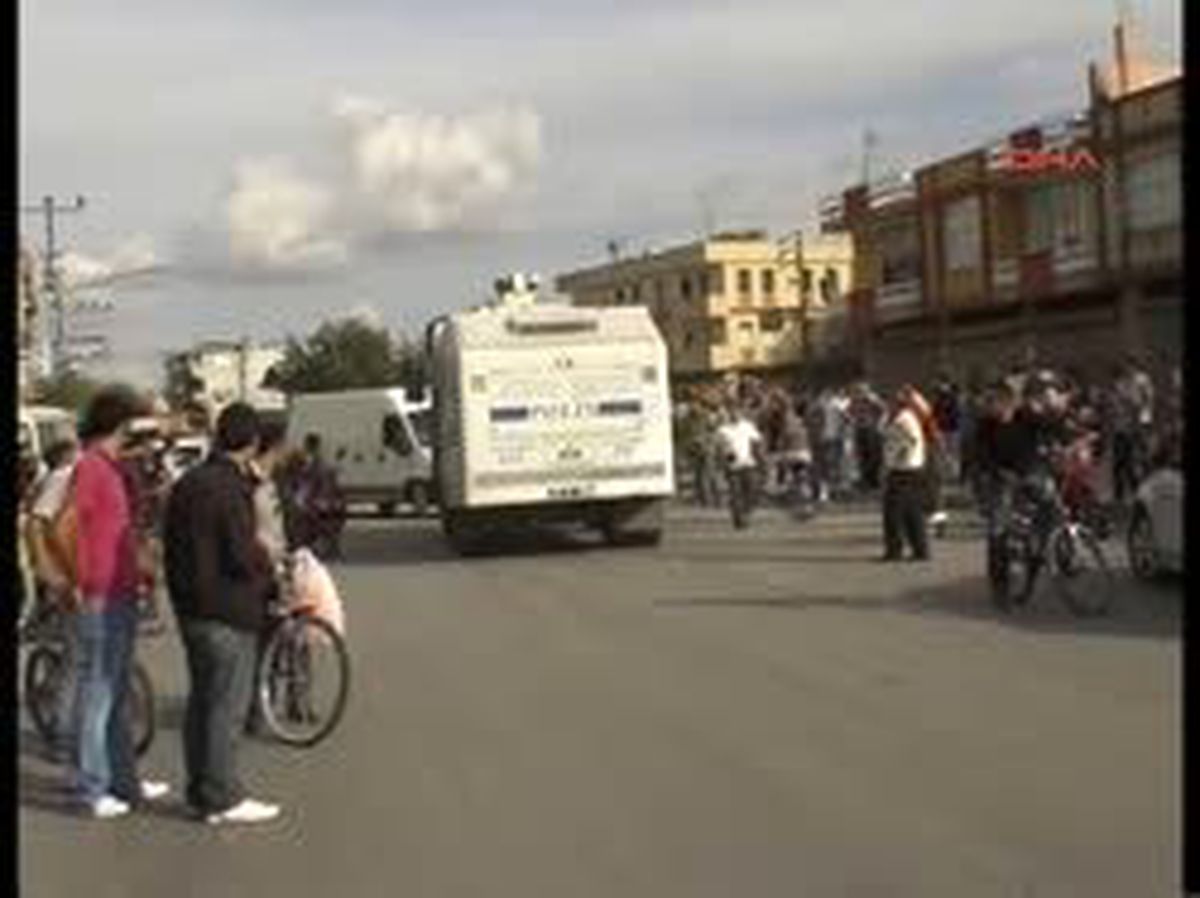 Adanaekkorsan Gösteride Bomba Patladı, 4 Polis Yaralandı