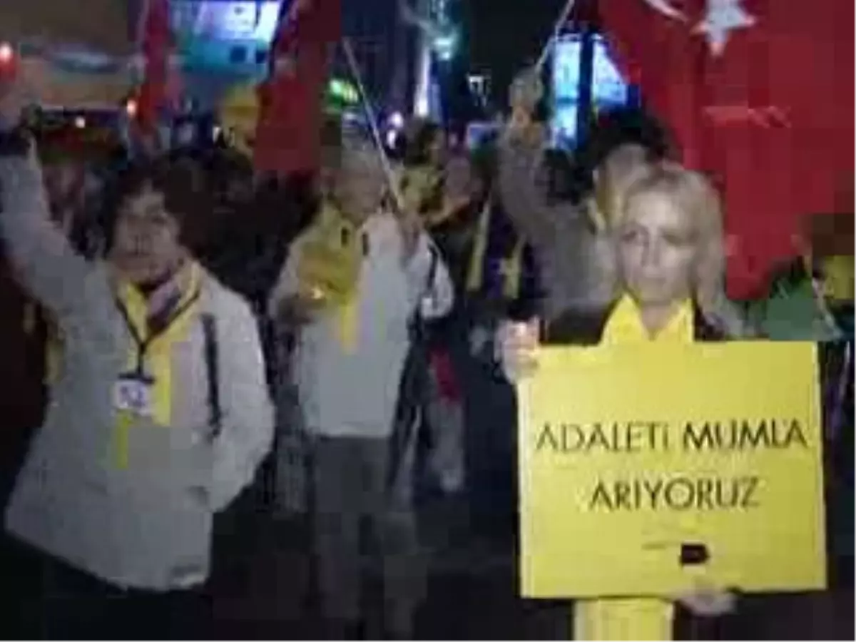 Kadıköy\'de "Adeleti Mumla Arıyoruz" Yürüyüşü