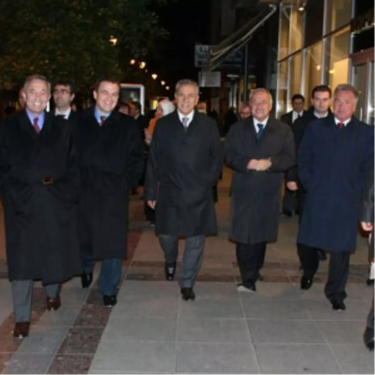 Arınç ve Eşi Üsküp Sokaklarını Gezdi