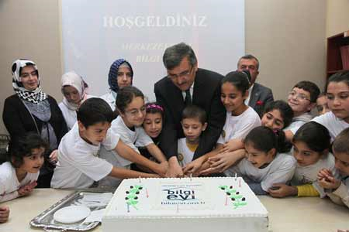 Bilgi Evleri'nde '30.000' Üye Coşkusu
