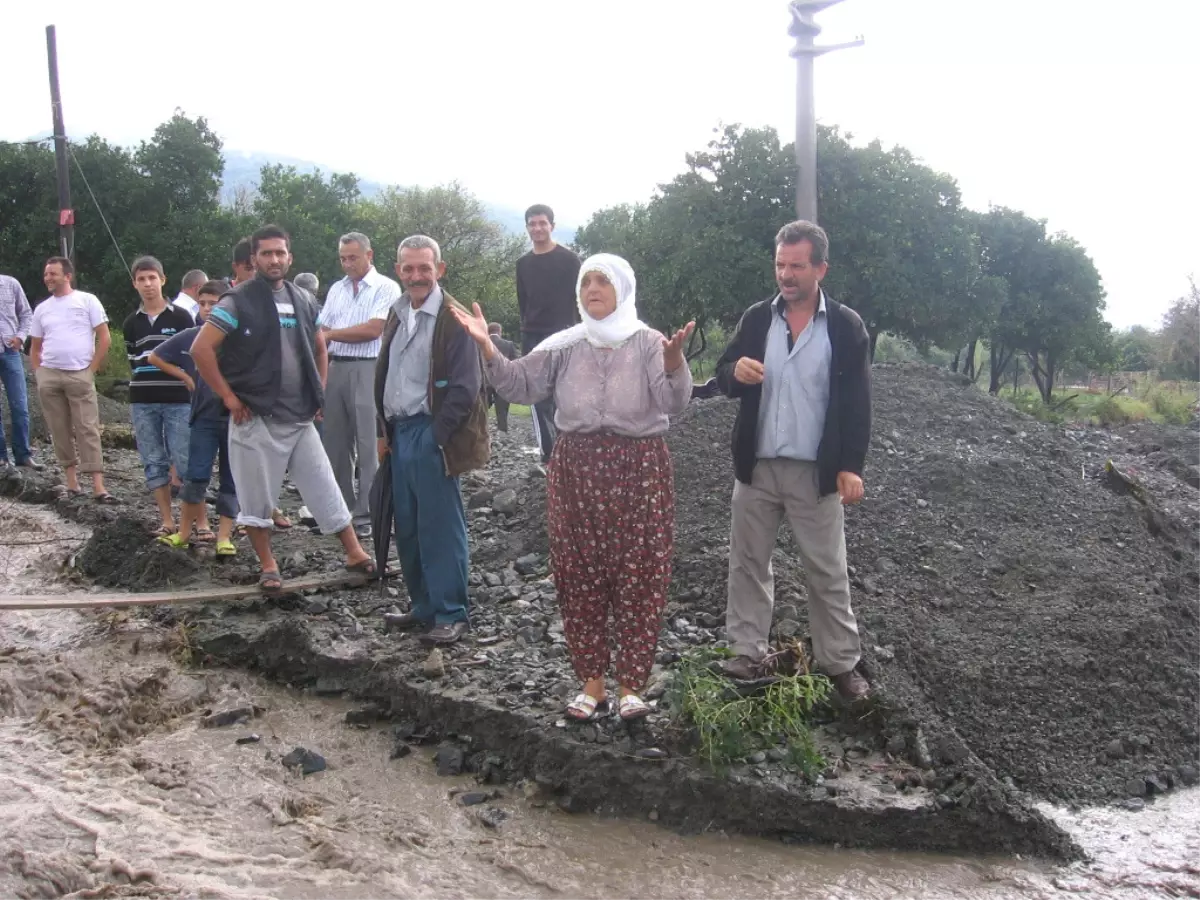 Dörtyol\'da Dere Taştı, Yollar Yarıldı