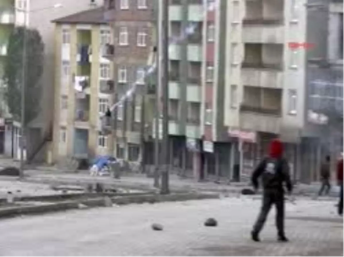 Hakkari\'de PKK\'lının Cenazesinde Olaylar Çıktı 3