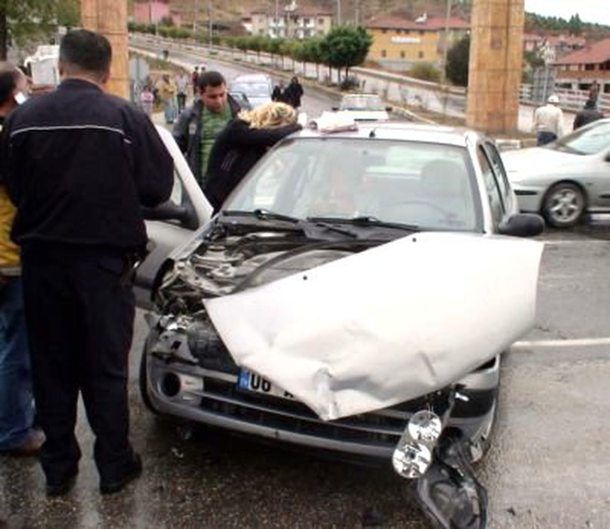 Otomobil, Ambulansa Çarptı: 2 Yaralı