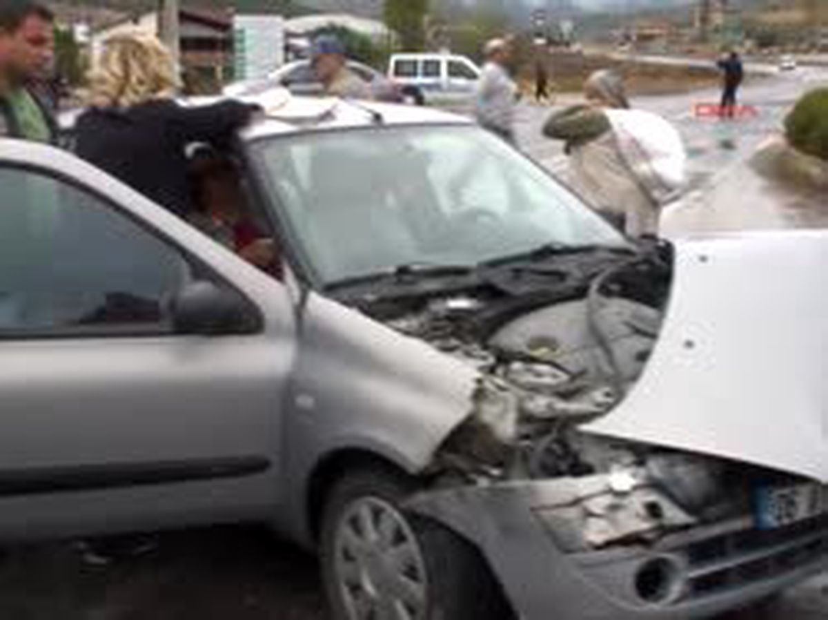 Otomobil, Ambulansa Çarptı 2 Yaralı