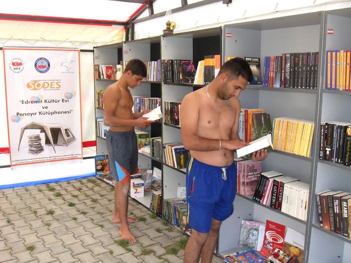 Van Gölü Sahilinde Yüzüyor, 'panayır Kütüphane'de Kitap Okuyorlar