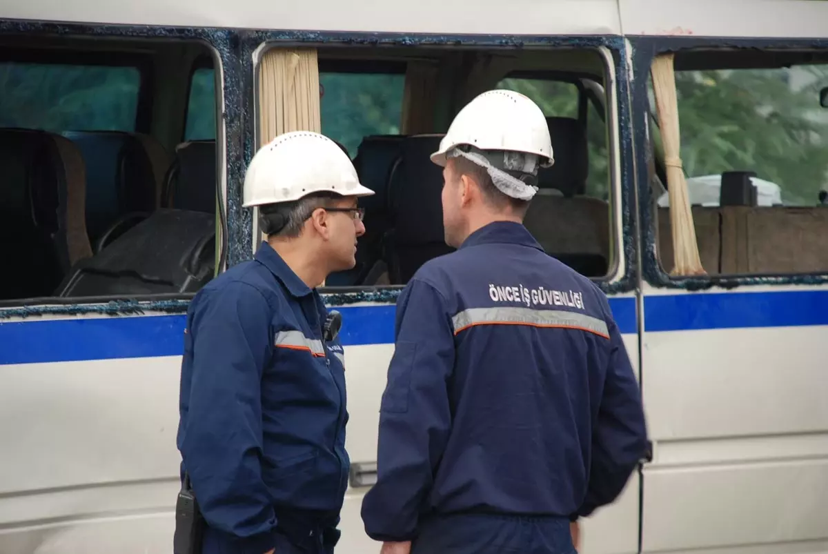 Bursa\'da İşçi Servisleri Çarpıştı: 1\'i Ağır 23 Yaralı