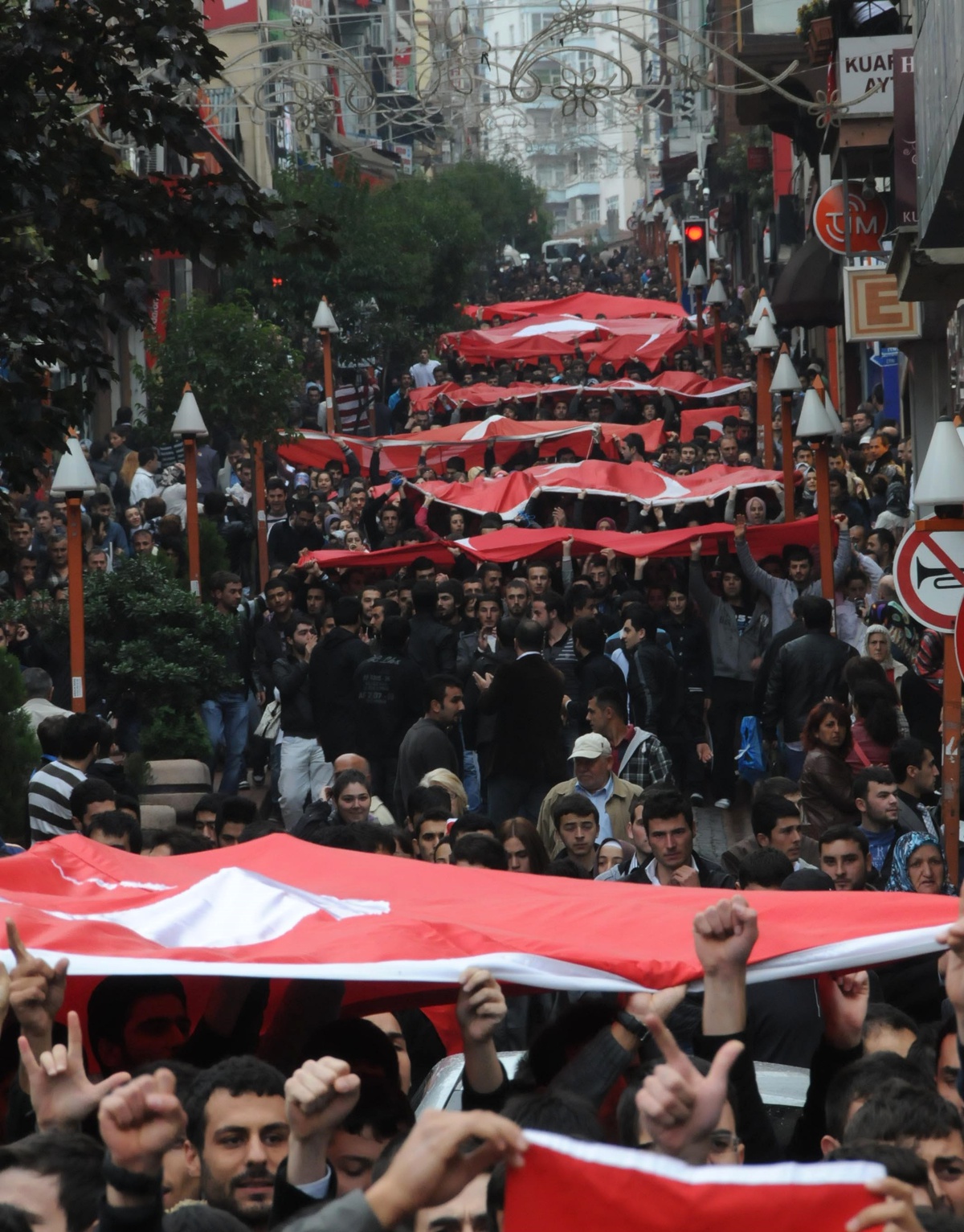 Giresun'da Öğrenciler ve Halk Şehitler İçin Yürüdü