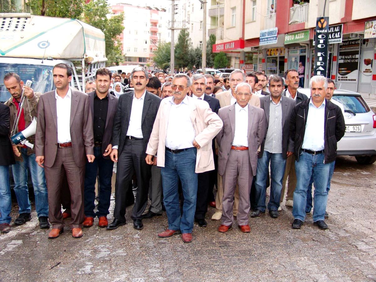 Kck Gözaltılarını Protesto Etmek İsteyen BDP'lilerin Yürümesine Polis İzin Vermedi