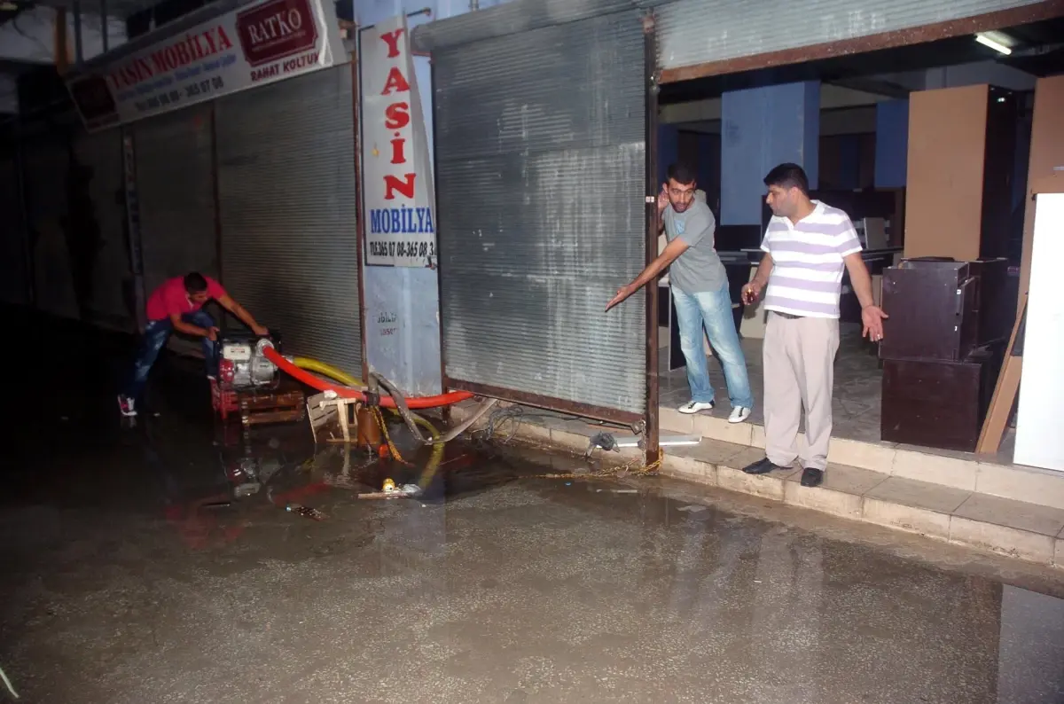 Kuyular Kapatıldı, Esnaf Sarayı\'nın Zemin Katı Su Altında Kaldı