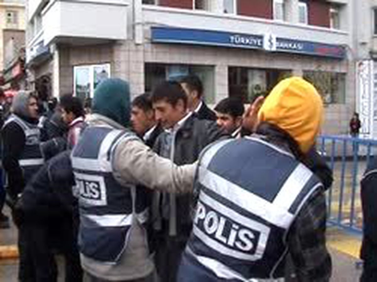 Erzurum 10 Bin Kişi, Terörü Lanetlemek İçin Yürüdü Hakkari'nin Çukurca İlçesi'nde 24 Askerin Şehit Olduğu, 18 Askerin de Yaralandığı Terör Saldırısı, Erzurum, Ardahan ve Iğdır'da Yürüyüş ve Mitinglerle Protesto Edildi. Erzurum'da 10 Bine Yakın Kişi Ellerinde Türk Bayraklarıyla 'terörü Lanet' Yürüyüş