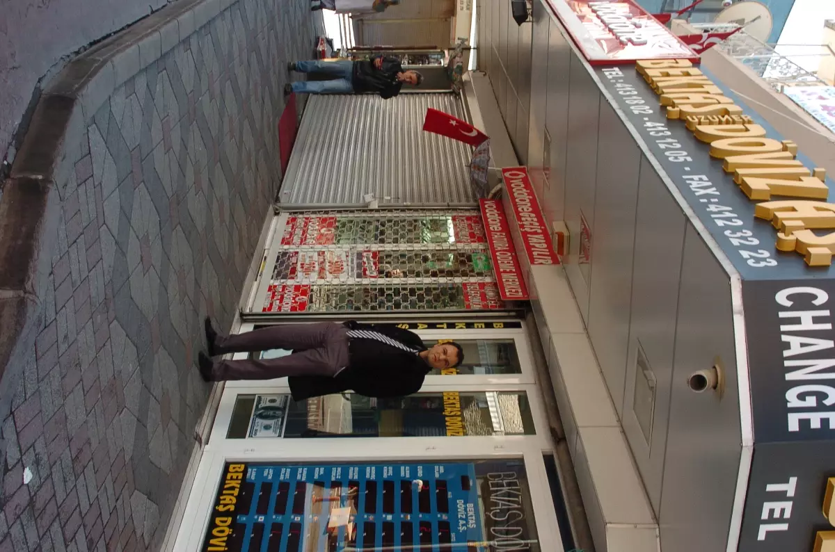 Gölcük\'te 10 Bin Kişi Terörü Lanetledi, Esnaf Kepenk Kapattı