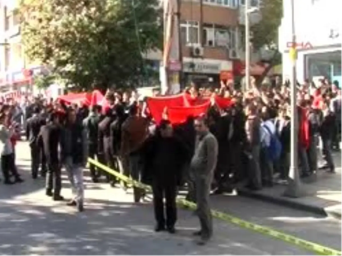 Gölcük\'te 10 Bin Kişilik Teröre Lanet Mitinginde Esnaf da Kepenk Kapattı