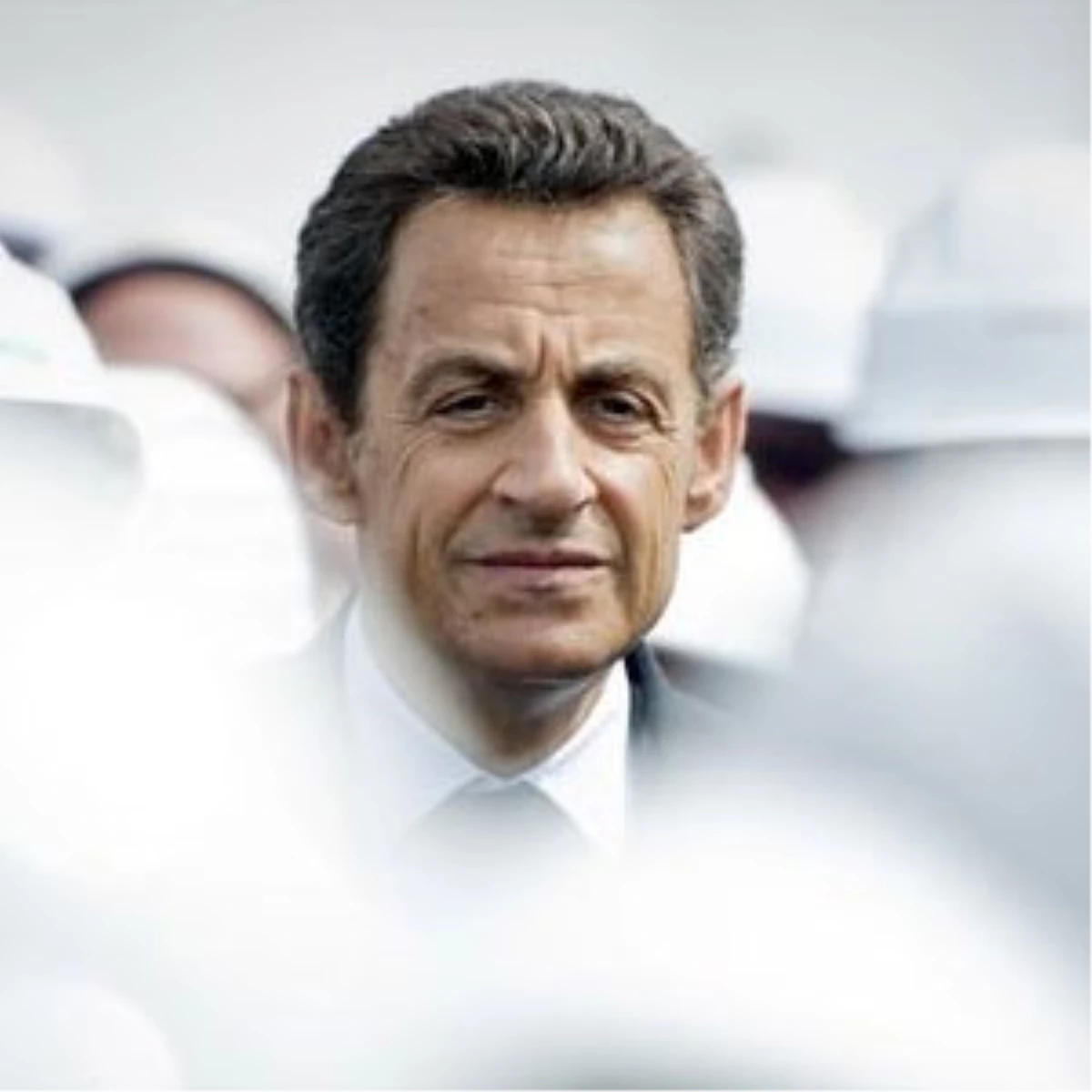 İşçilerden Sarkozy\'e Bebek Önlüğü