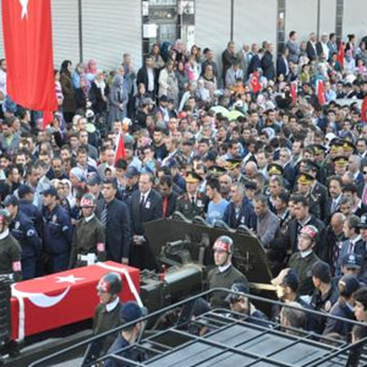Şehit Komando Onbaşıyı Son Yolculuğuna 10 Bin Kişi Uğurladı