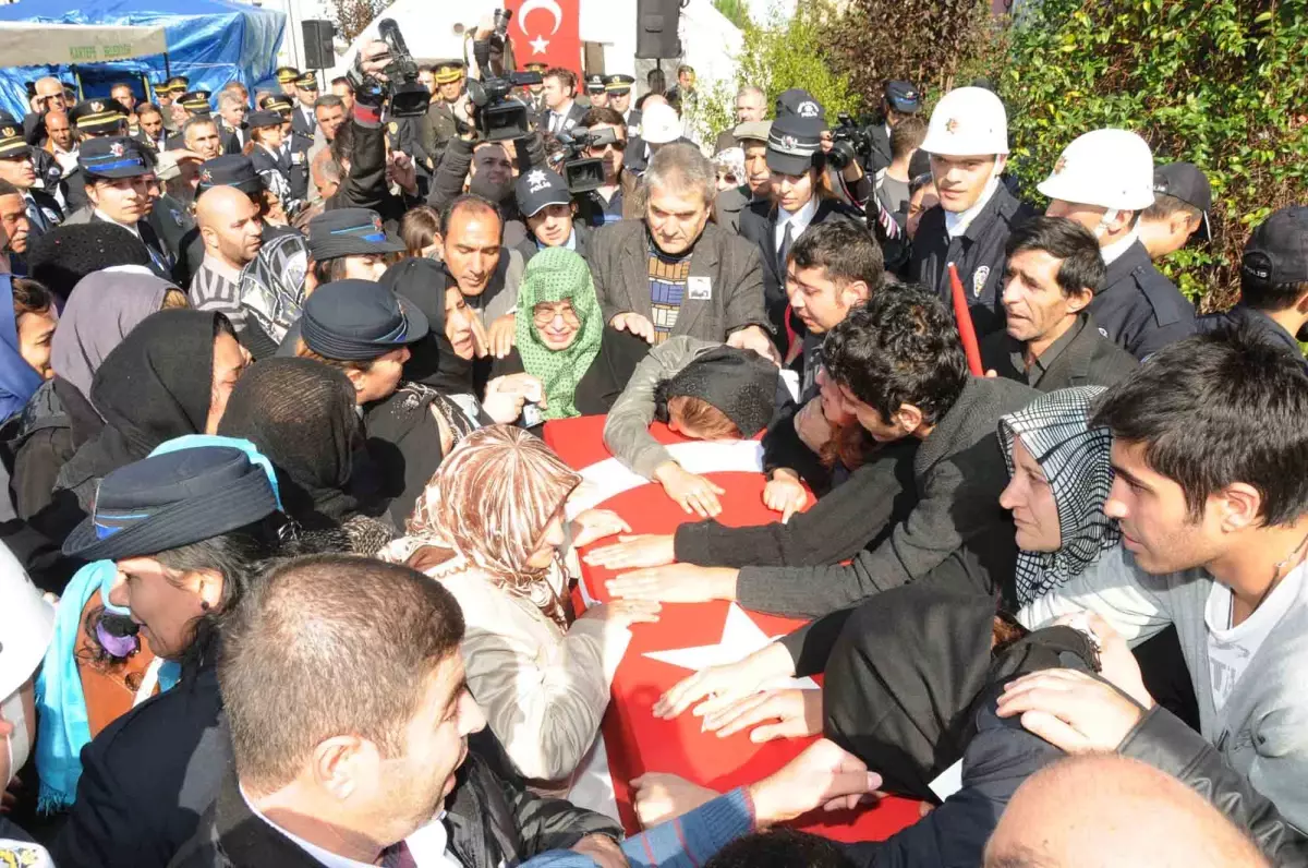 Şehit Polis Volkan Sabaz İzmit\'te Toprağa Verildi