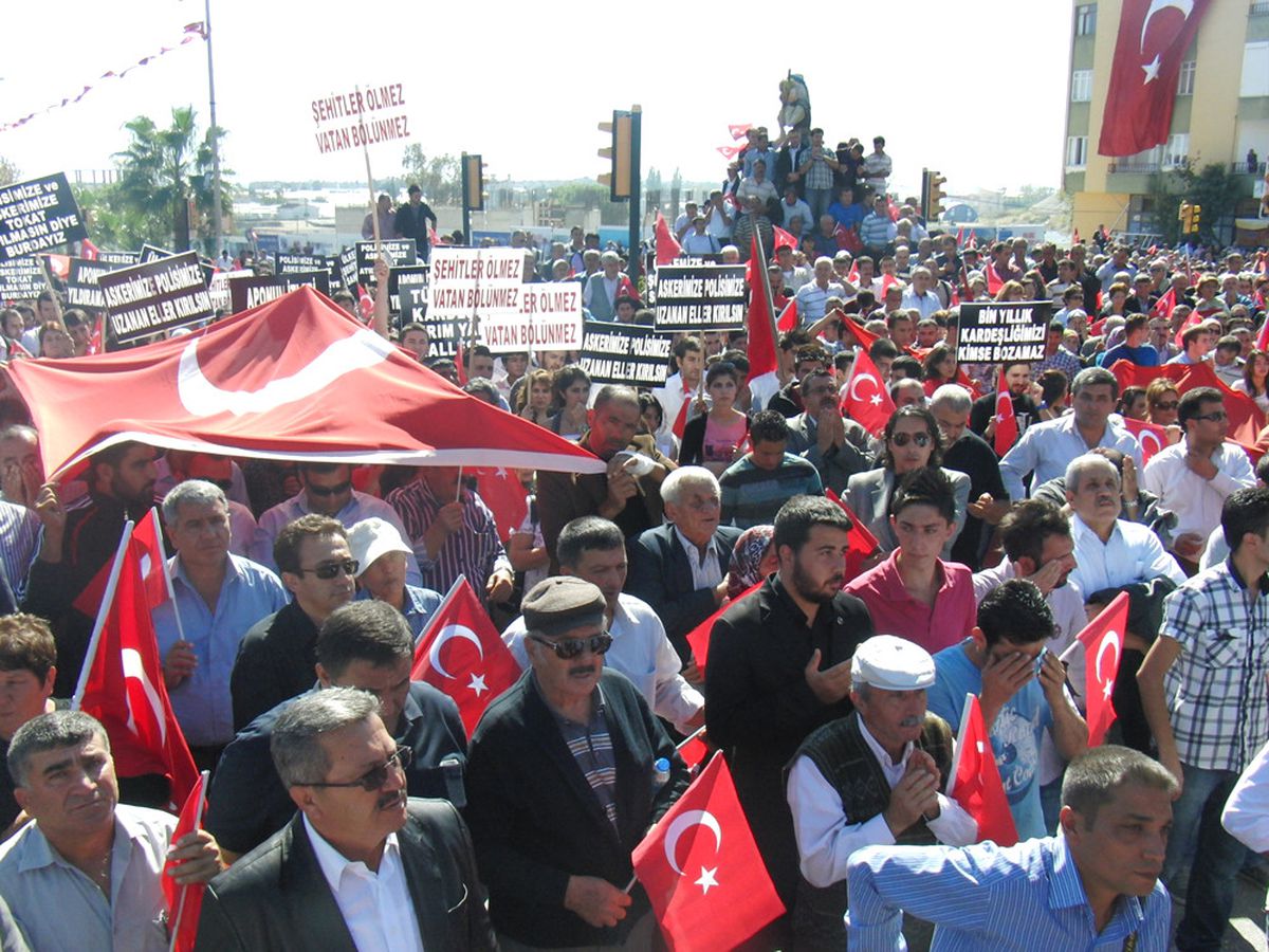 Terör Protestosu İçin Mersin-Antalya Karayolu Kapatıldı