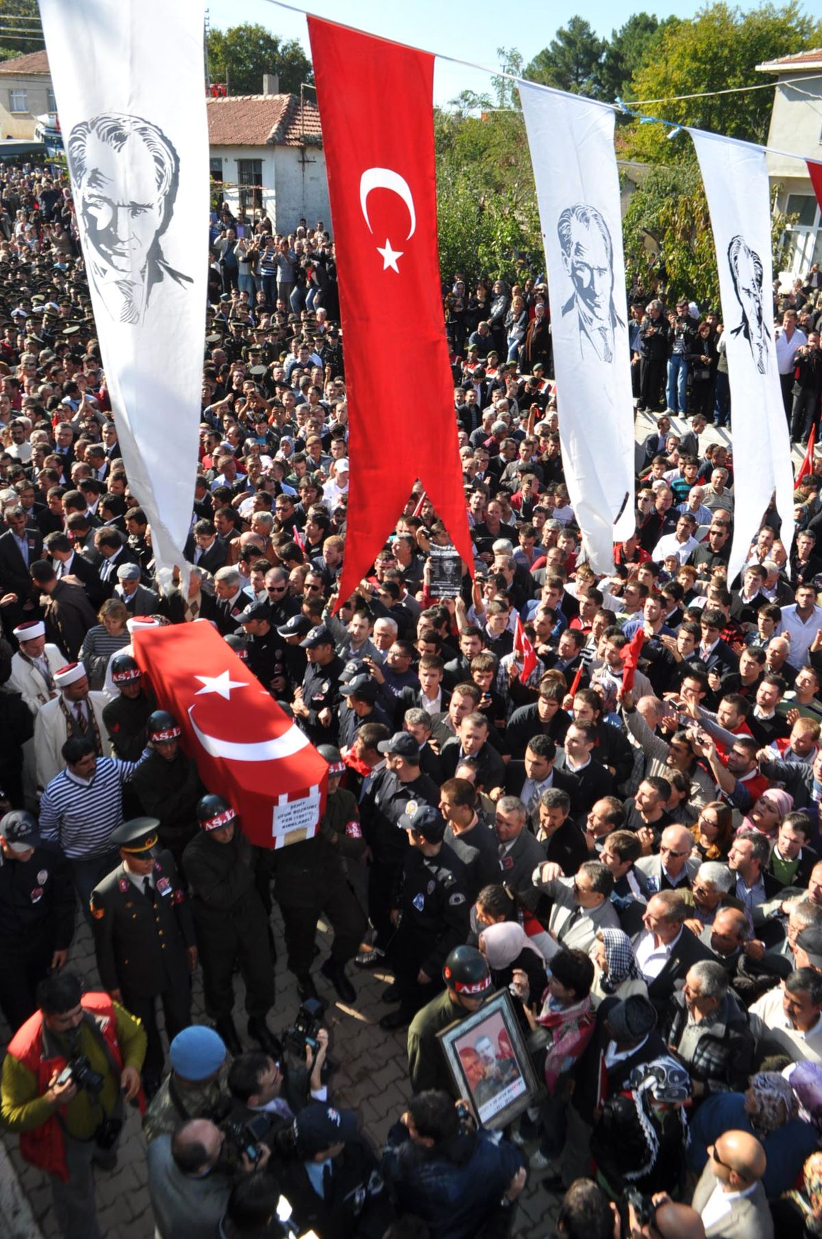 Şehidi 20 Bin Kişi Uğurladı