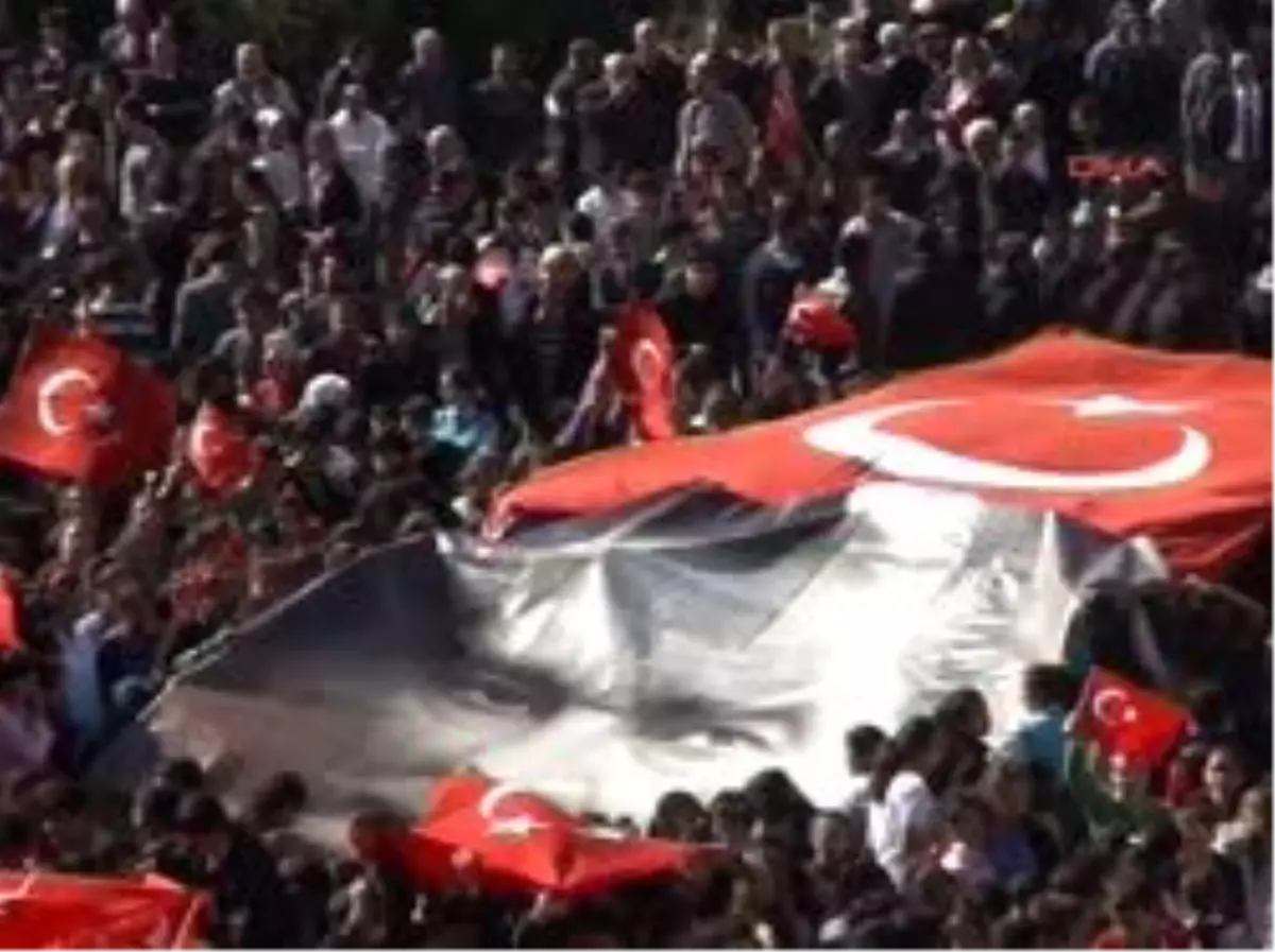 Sinop\'ta 15 Bin Kişi Şehit Özdoğru\'yu Son Yolculuğuna Uğurladı